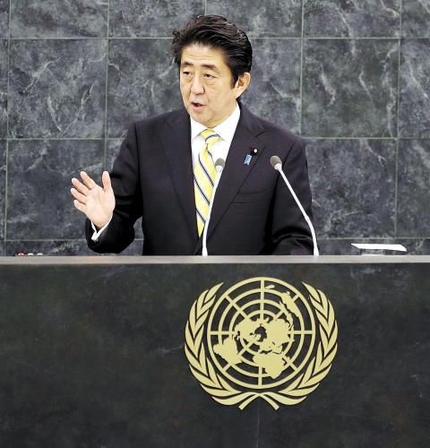 日本首相安倍晉三25日在紐約發(fā)表演講時(shí)稱，修改憲法解釋以解禁集體自衛(wèi)權(quán)的目的是使日本變成“為世界和平與穩(wěn)定更積極做出貢獻(xiàn)的國家”。圖為26日安倍在聯(lián)合國演講。