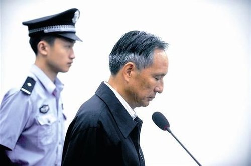圖為：10日，張曙光在北京市第二中級(jí)人民法院接受庭審 新華社發(fā)
