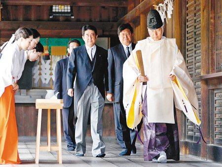 2011年8月15日安倍晉三等人參拜靖國(guó)神社。