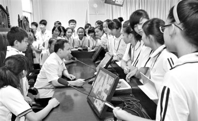 2013年5月30日，結(jié)合當前國內(nèi)民眾普遍關(guān)注的“校長開房”、“強奸猥褻”等事件，廣西上思縣人民法院邀請中小學生到法院觀摩案件的庭審，提高他們的守法、維權(quán)意識。圖/IC