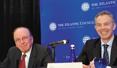 2008年，布萊爾與默多克在美國參加一國際會議。