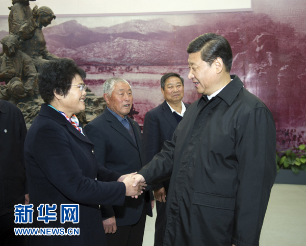 25日上午，習(xí)近平在臨沂華東革命烈士陵園參觀沂蒙精神展并會見當(dāng)?shù)叵冗M(jìn)模范和當(dāng)年支前模范后代代表。