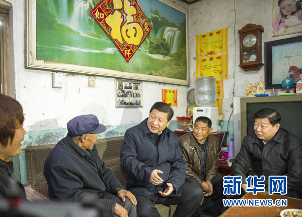 25日下午，習(xí)近平在地處沂蒙老區(qū)的臨沭縣曹莊鎮(zhèn)朱村看望83歲的“老支前”王克昌。
