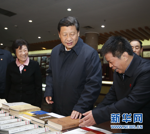 26日上午，習(xí)近平在孔子研究院參觀考察。新華社記者鞠鵬 攝