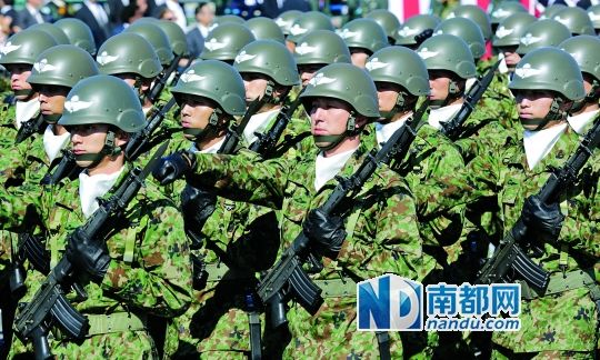 10月27日，日本自衛(wèi)隊(duì)舉行閱兵儀式