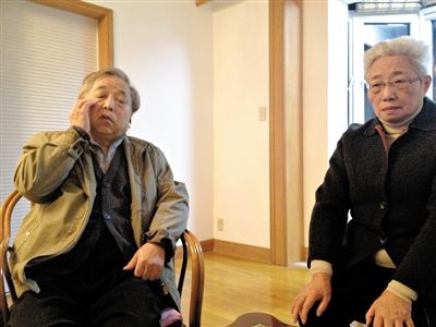 前晚，年過七旬的劉光嘉及妻子向記者講述強(qiáng)拆經(jīng)過。