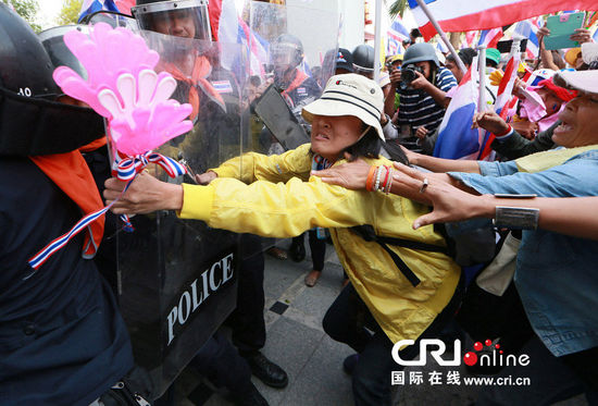 泰國(guó)示威者闖入特案廳 抗議其凍結(jié)反對(duì)派領(lǐng)導(dǎo)人賬戶
