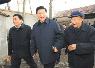 11月25日，習近平在地處沂蒙老區(qū)的臨沭縣曹莊鎮(zhèn)朱村，親切地拉著83歲的“老支前”王克昌的手。