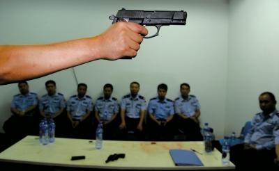在一堂槍械教學(xué)課上，教官向參訓(xùn)民警們講解警用手槍的特點和正確握姿。記者 董世彪 攝