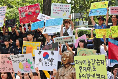 6月4日,韓國(guó)首爾,韓國(guó)慰安婦和民眾在日本駐韓大使館門(mén)前集會(huì),要求日本政府承認(rèn)并解決慰安婦問(wèn)題。