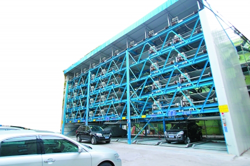 商務廳（北院）內新建一個立體停車場，有68個停車位，但目前停車率不高。