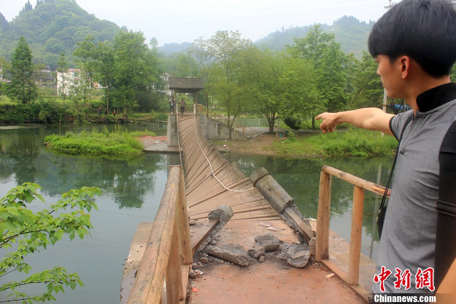 5月2日，一名目擊者正在介紹鳳凰吊橋事發(fā)情景。