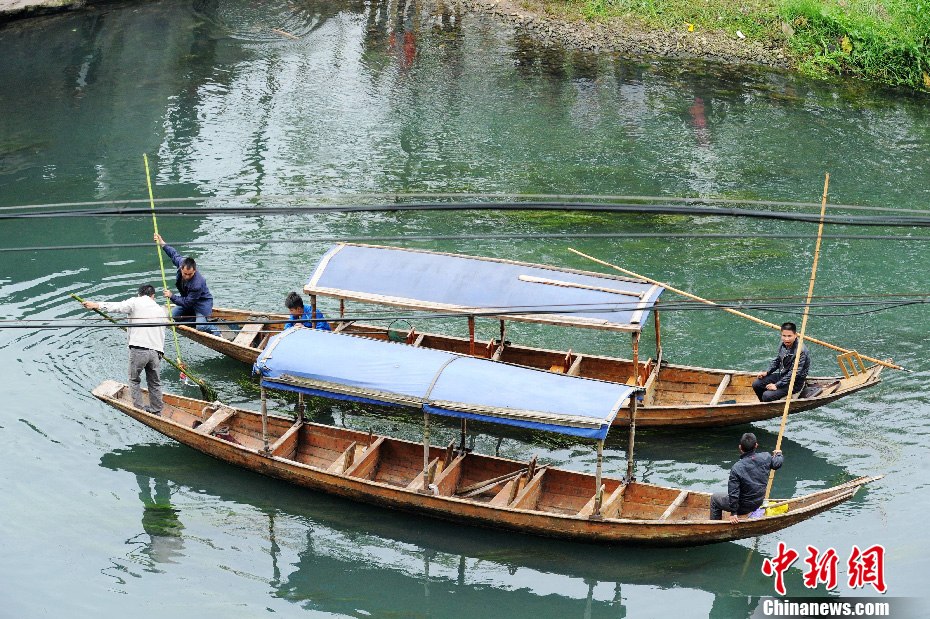 5月2日，鳳凰縣搜尋人員仍在沱江下游搜尋。