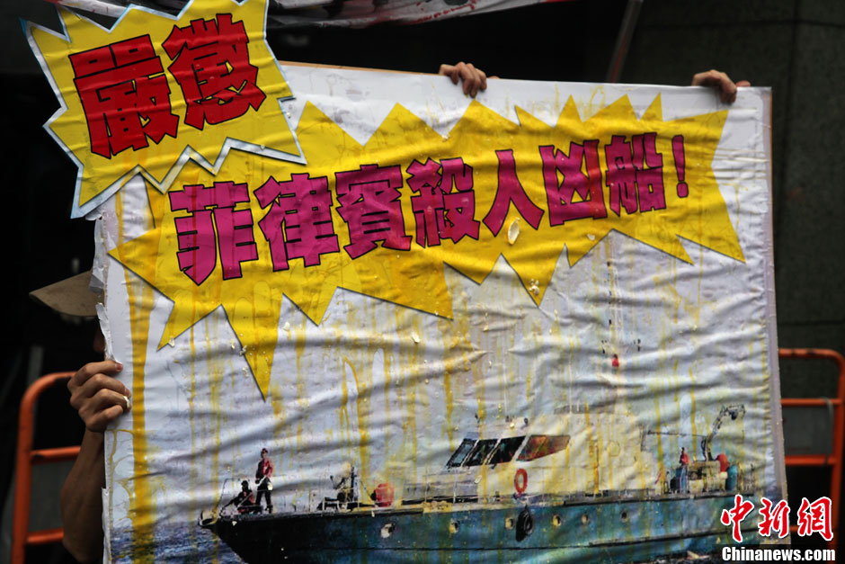 圖為一個抗議紙板蛋痕累累，持板人躲在紙板后面。中新社發(fā) 董會峰 攝