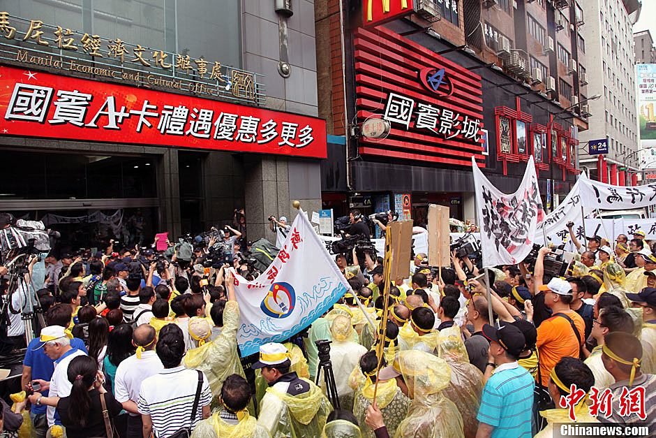 5月13日下午，屏東縣數(shù)百漁民北上臺北，冒雨在馬尼拉經(jīng)濟(jì)文化辦事處前抗議，要求菲律賓政府為攻擊臺漁船