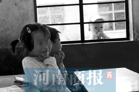 她不止一次說想去上學(xué)，而更多的時(shí)候，她是站在教室外面，眼巴巴地看著里面的小朋友