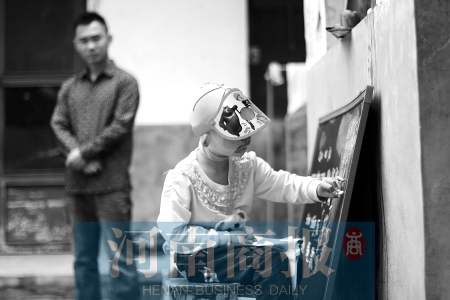 右手受傷了，她用左手在家里的小黑板上練習(xí)寫字