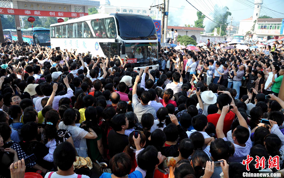 6月5日，一年一度的毛坦廠鎮(zhèn)“送考節(jié)”到來，70輛大巴車護送毛坦廠中學萬名考生安全赴考。
