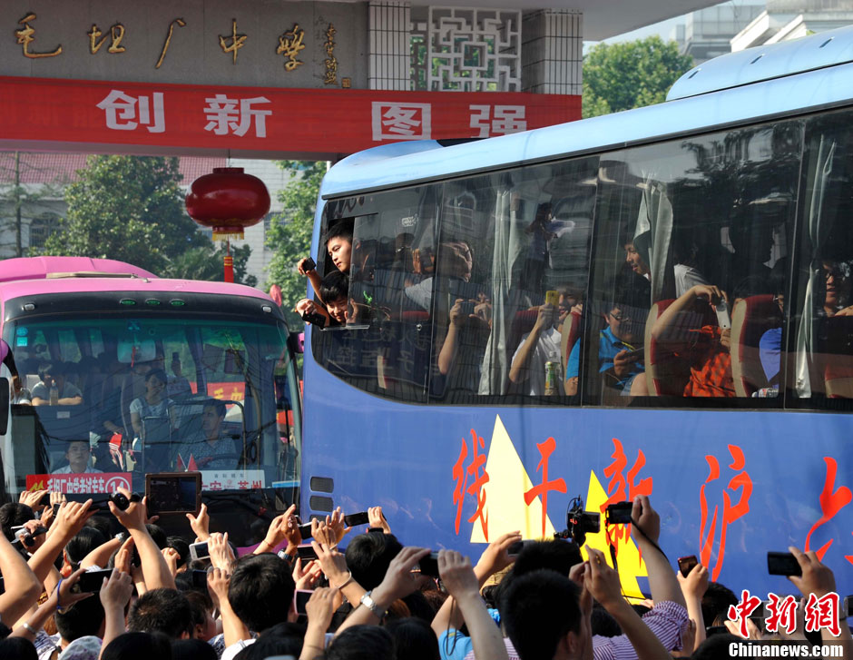 6月5日，一年一度的毛坦廠鎮(zhèn)“送考節(jié)”到來，70輛大巴車護送毛坦廠中學萬名考生安全赴考。