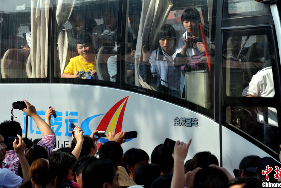 6月5日，一年一度的毛坦廠鎮(zhèn)“送考節(jié)”到來，70輛大巴車護送毛坦廠中學萬名考生安全赴考。