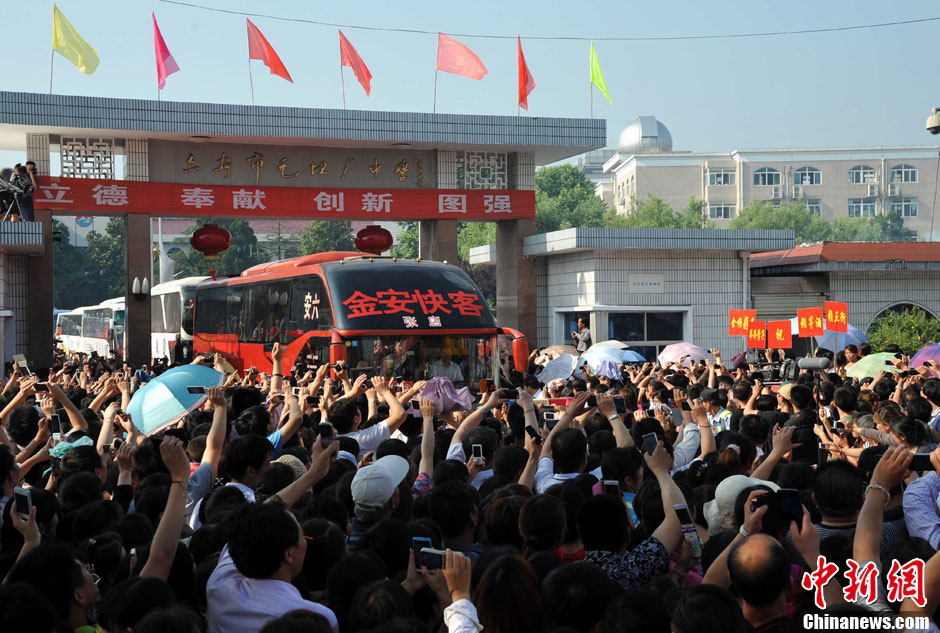 6月5日，一年一度的毛坦廠鎮(zhèn)“送考節(jié)”到來，70輛大巴車護送毛坦廠中學萬名考生安全赴考。