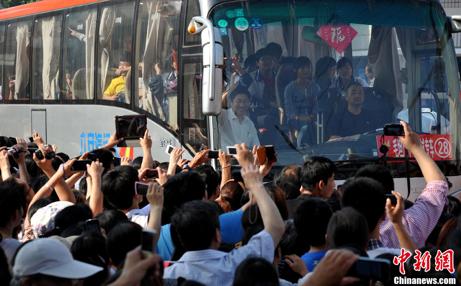 6月5日，一年一度的毛坦廠鎮(zhèn)“送考節(jié)”到來，70輛大巴車護送毛坦廠中學萬名考生安全赴考