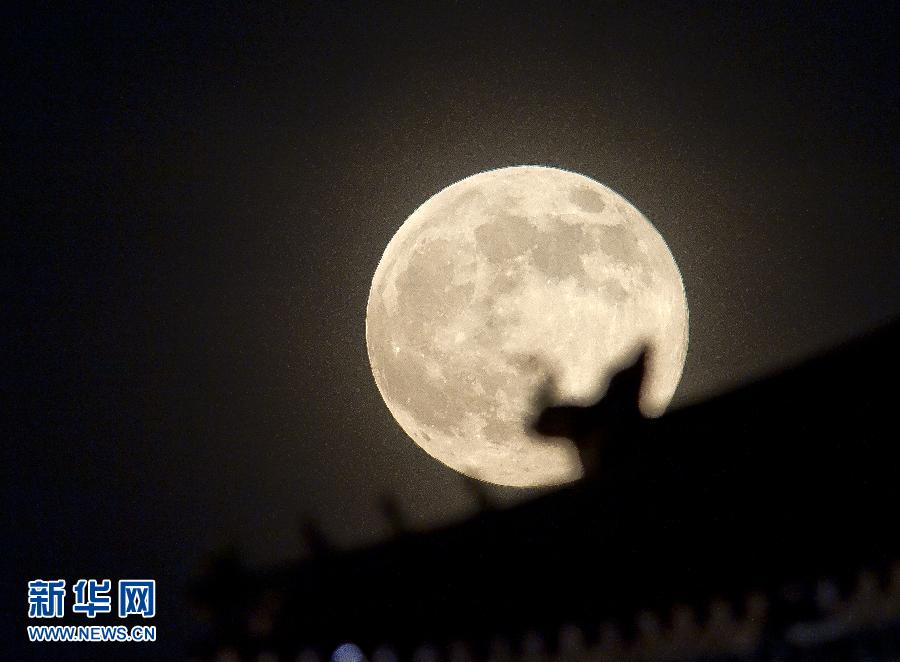 6月23日晚，在北京故宮角樓附近拍攝的圓月。