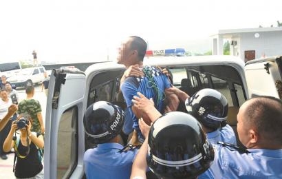 6月19日，安岳縣看守所，押赴刑場(chǎng)的一刻，劉明（化名）跳起來(lái)托付親友照顧好父母。吳小川 攝