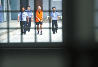 劉明前往家屬會(huì)見室和父母見最后一面。 吳小川 攝