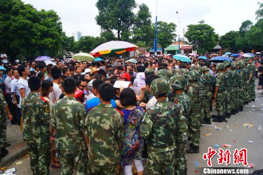7月9日，聚集在中國人民銀行北海市中心支行的外地民眾越來越多，當(dāng)?shù)毓俜讲坏貌怀鰟?dòng)大批邊防、武警前往維