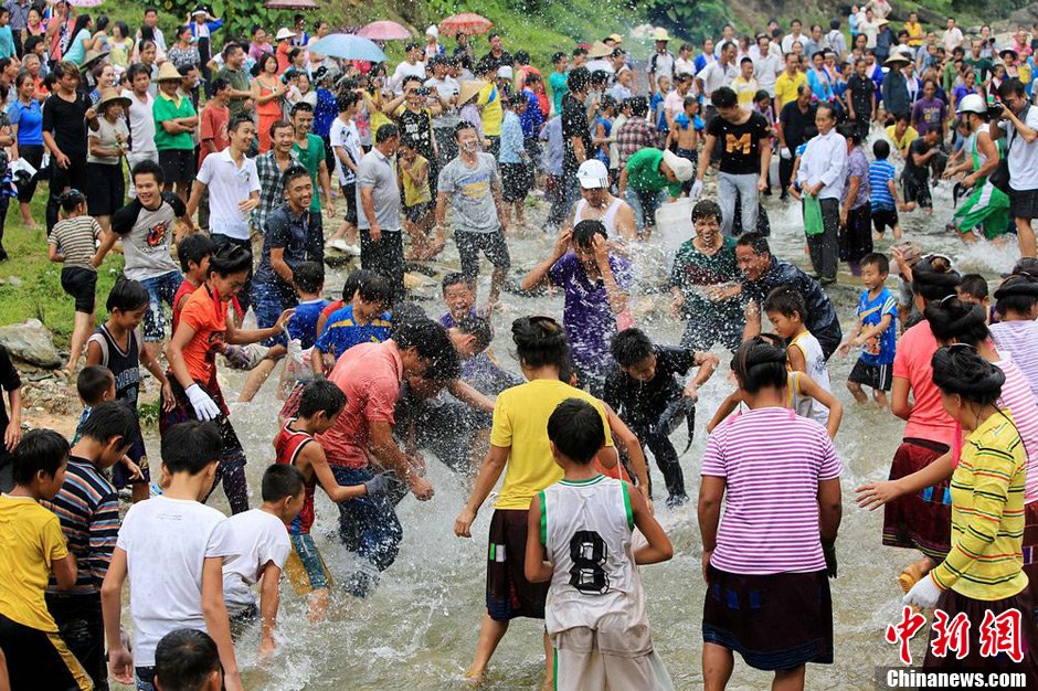 圖為7月9日，村民在小河里摸魚搶魚。譚凱興 攝