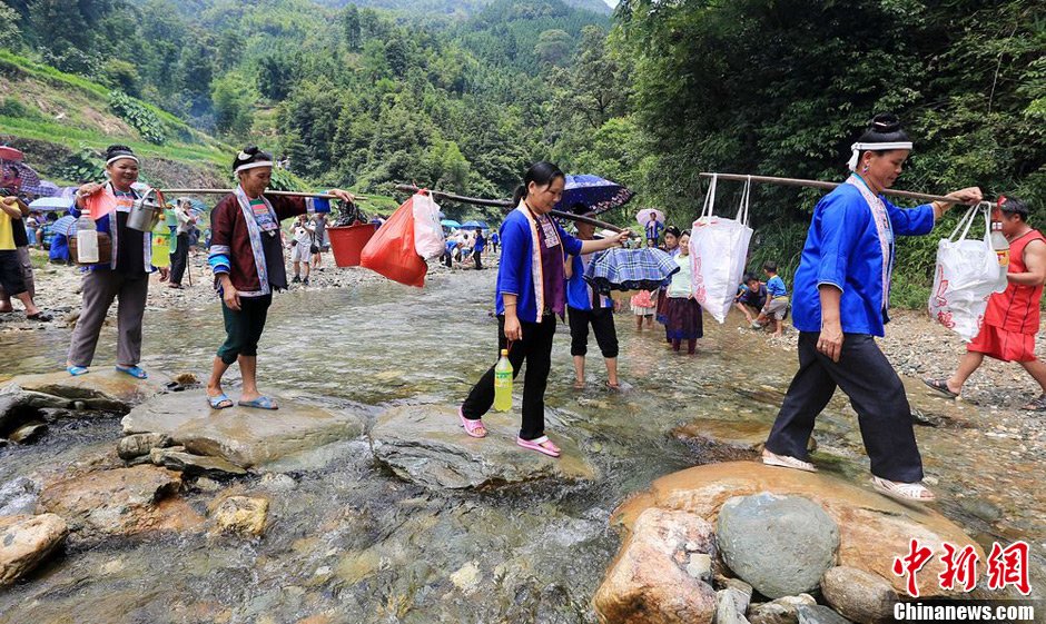 7月9日，一年一度的鬧魚節(jié)在廣西融水苗族自治縣白云鄉(xiāng)保江村舉行，附近村屯的居民前往集會地參加節(jié)日活動