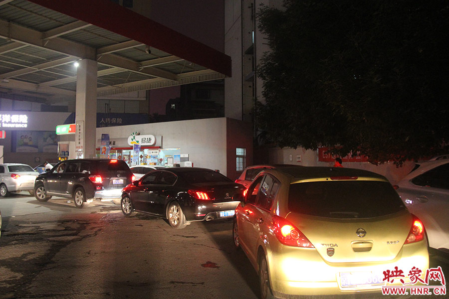 加油站內(nèi)，車主們正在正待為愛車加油