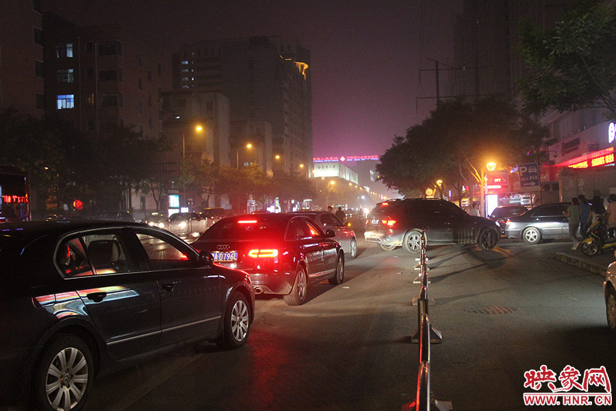 等待加油的車輛已經(jīng)排到了加油站外的道路上。