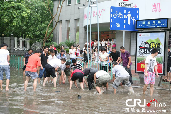 臺風(fēng)過后廈門城區(qū)積水 市民“渾水摸魚”收獲豐