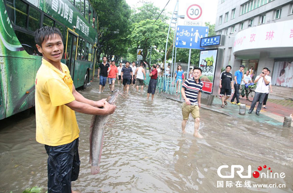 臺風(fēng)過后廈門城區(qū)積水 市民“渾水摸魚”收獲豐