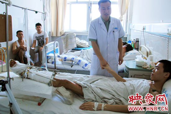 據(jù)仁濟醫(yī)院外傷科主任張明伍介紹，楊偉峰的小腿的創(chuàng)面已經(jīng)恢復得差不多了，治療情況還比較樂觀。但因為小腿