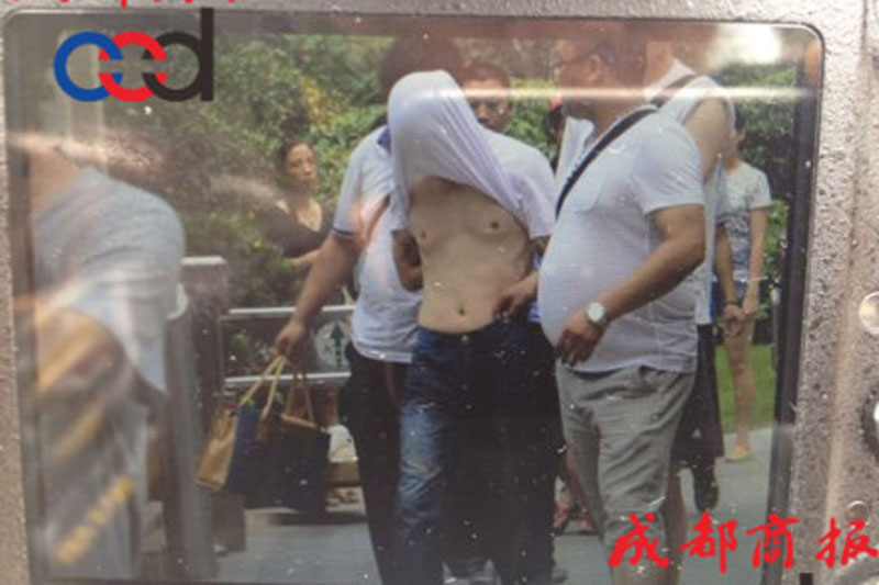 圖為事發(fā)現(xiàn)場，嫌疑人被警方控制。