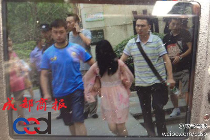 圖為事發(fā)現(xiàn)場，嫌疑人被警方控制。
