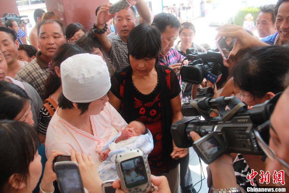 圖為大批媒體記者采訪獲救嬰兒母親。張一辰 攝