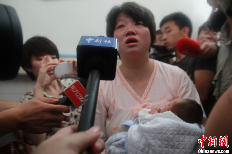 圖為獲救嬰兒母親接受中新社記者采訪。張一辰 攝