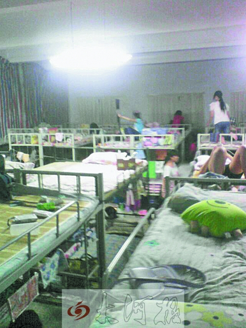 住在電教室里的女生們，擁擠不堪。
