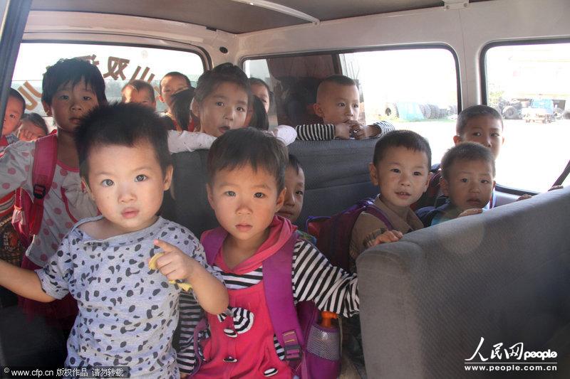 河南一面包車(chē)當(dāng)校車(chē)嚴(yán)重超載 6座擠著28個(gè)孩子