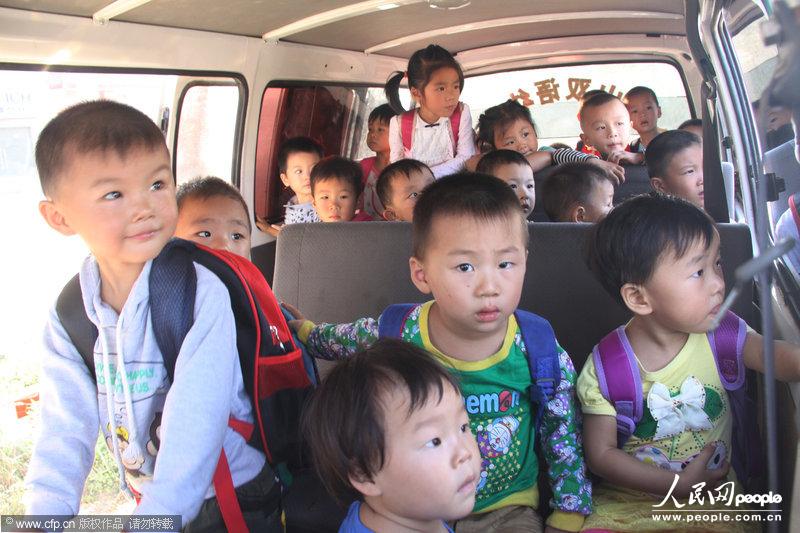 河南一面包車(chē)當(dāng)校車(chē)嚴(yán)重超載 6座擠著28個(gè)孩子