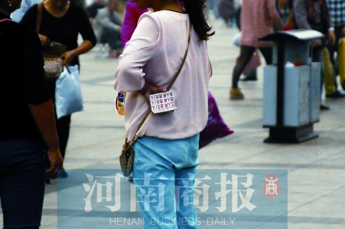 火車站廣場，一女子拿著寫有不同房型價位的卡片在拉客，不少市民抱怨，受過此類“騷擾”