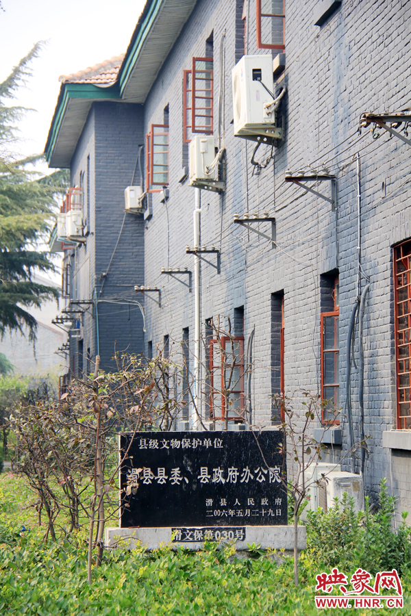 因?yàn)榭h委大院‘陳舊老土’,政府大院的蘇式建筑于2006年被列為縣級(jí)文物保護(hù)單位。