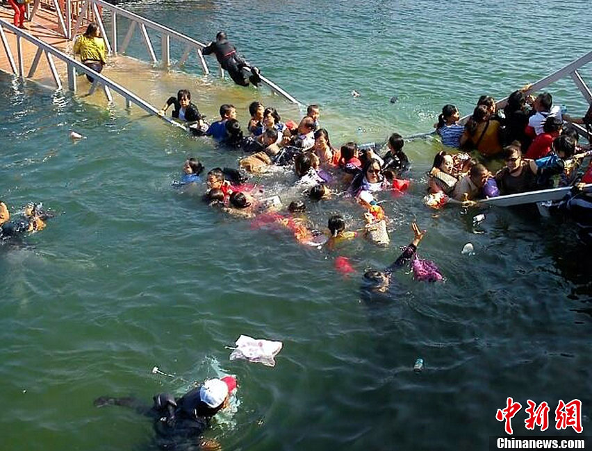 江西廬山景區(qū)游人爆滿(mǎn)致橋梁斷裂 數(shù)十人落水