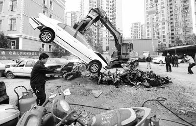  一輛走私寶馬轎車被銷毀。 記者金振強(qiáng) 攝
