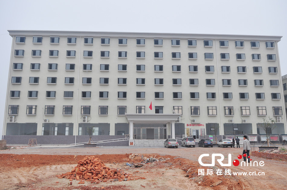 2013年10月21日，長(zhǎng)沙云蓋村欠債千萬(wàn)新建的豪華村部樓。