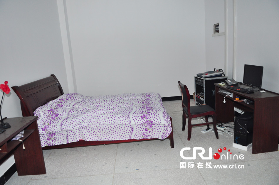 2013年10月21日，長(zhǎng)沙云蓋村欠債千萬(wàn)新建的豪華村部樓。